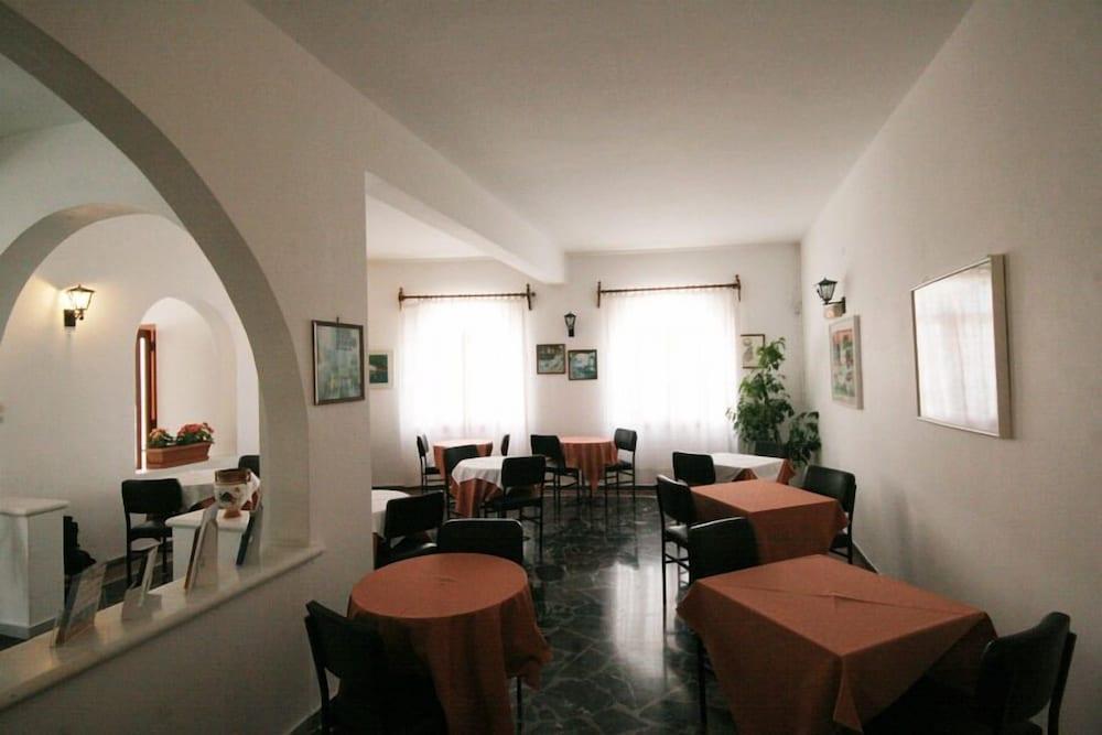 亚特兰蒂斯酒店 纳乌萨 外观 照片
